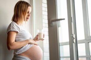 Nutricionista reforça a importância do leite para a saúde da mulher durante a gestação
