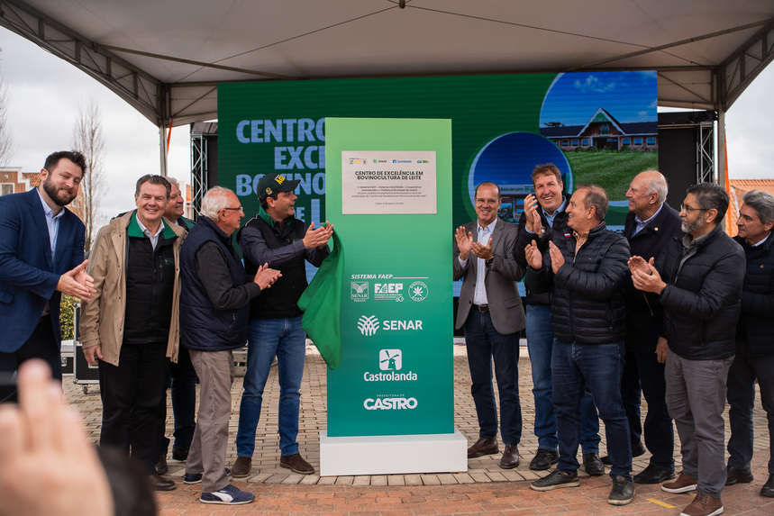 FAEP lança pedra fundamental do Centro de Excelência em Leite durante o Agroleite