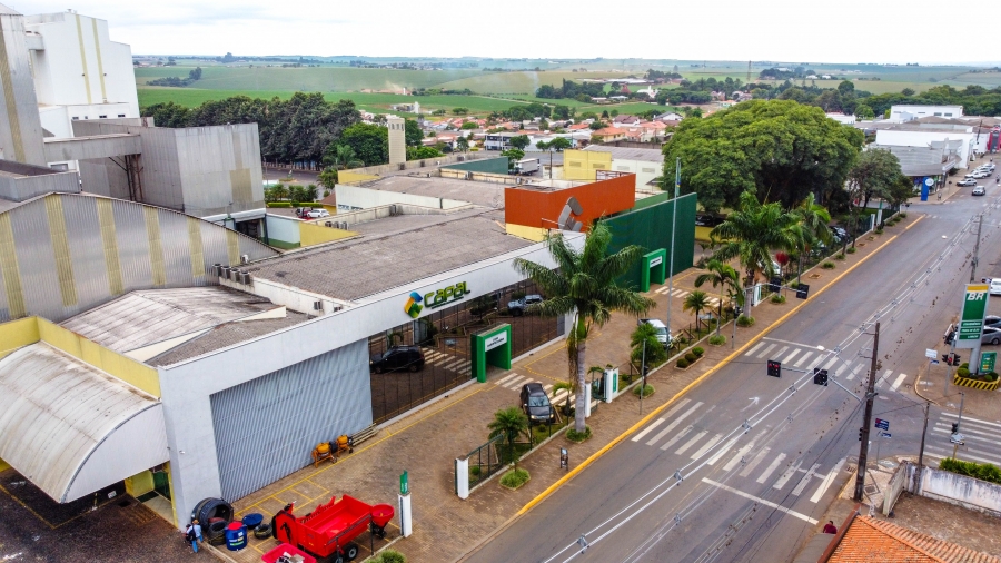 A Capal Cooperativa Agroindustrial celebra, neste mês de setembro, 65 anos de fundação, consolidando-se como uma das principais cooperativas do Sul do Brasil. Com mais de 3,8 mil produtores associados, 23 unidades nos estados do Paraná e de São Paulo, e faturamento superior a R$ 4 bilhões no exercício de 2024, a Capal mantém sua expansão com investimentos em infraestrutura e novas unidades. No primeiro semestre de 2025, foram R$ 57,5 milhões aplicados em obras, enquanto no ano anterior os investimentos ultrapassaram R$ 132 milhões.