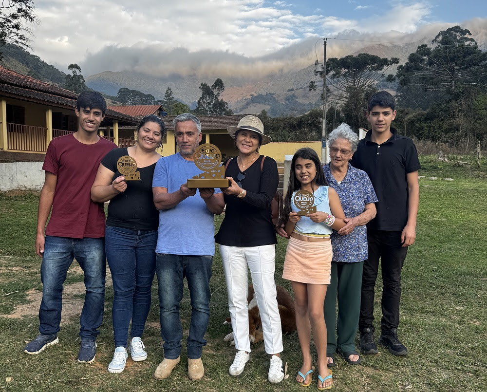 Produtor-mineiro-recebe-visita-da-embaixadora-do-Queijo-apos-premio-historico