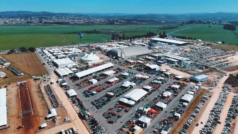 O Agroleite 2026 já tem data confirmada. A Cooperativa Castrolanda, organizadora do evento, promoverá a vitrine da tecnologia da cadeia do leite da América Latina na primeira semana de agosto do próximo ano, de 03 a 07 de agosto, no Castrolanda Expo Center, em Castro-PR, a Capital Nacional do Leite.