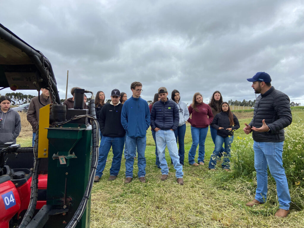 UEPG e Castrolanda aproximam teoria e prática em Dia de Campo para estudantes