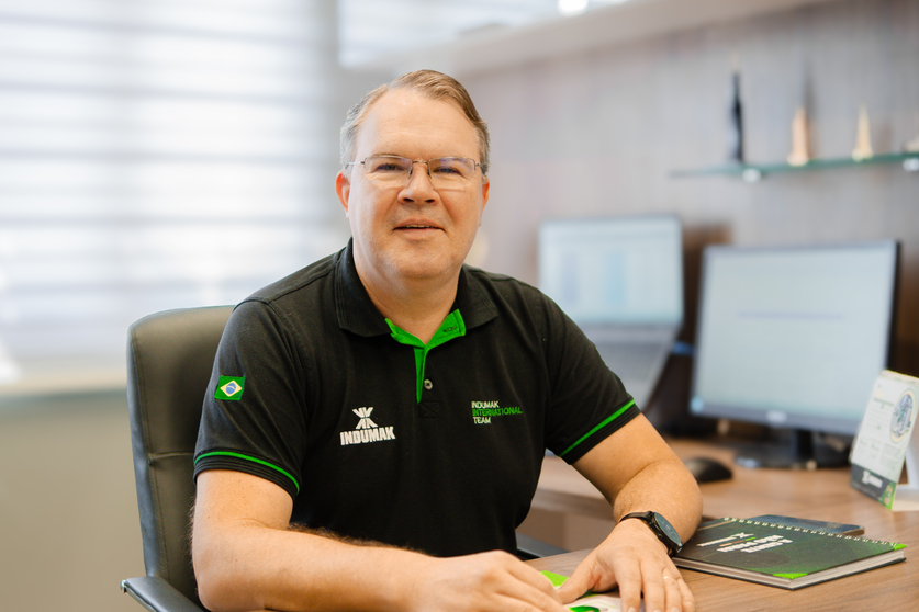 A automação no final de linha tem deixado de ser tendência para se tornar uma necessidade estratégica na indústria de lácteos. Segundo Gelson Schmidt, diretor comercial da Indumak, a robotização responde a dois desafios centrais da cadeia de lácteos: a segurança alimentar e a padronização dos processos.