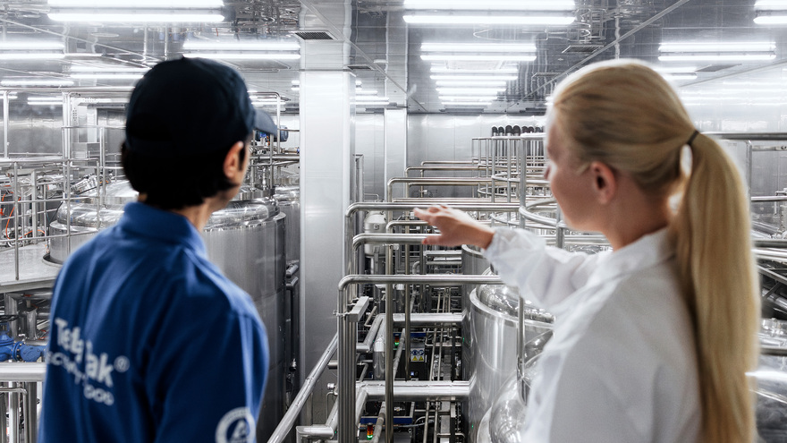 Pesquisa da Tetra Pak mostra que modernizar linhas de processamento de laticínios pode reduzir emissões em até 49%