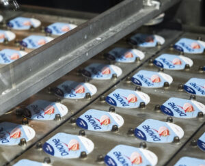 Danone destina alimentos para mais de 360 mil pessoas e usa tecnologia para reduzir desperdício na produção